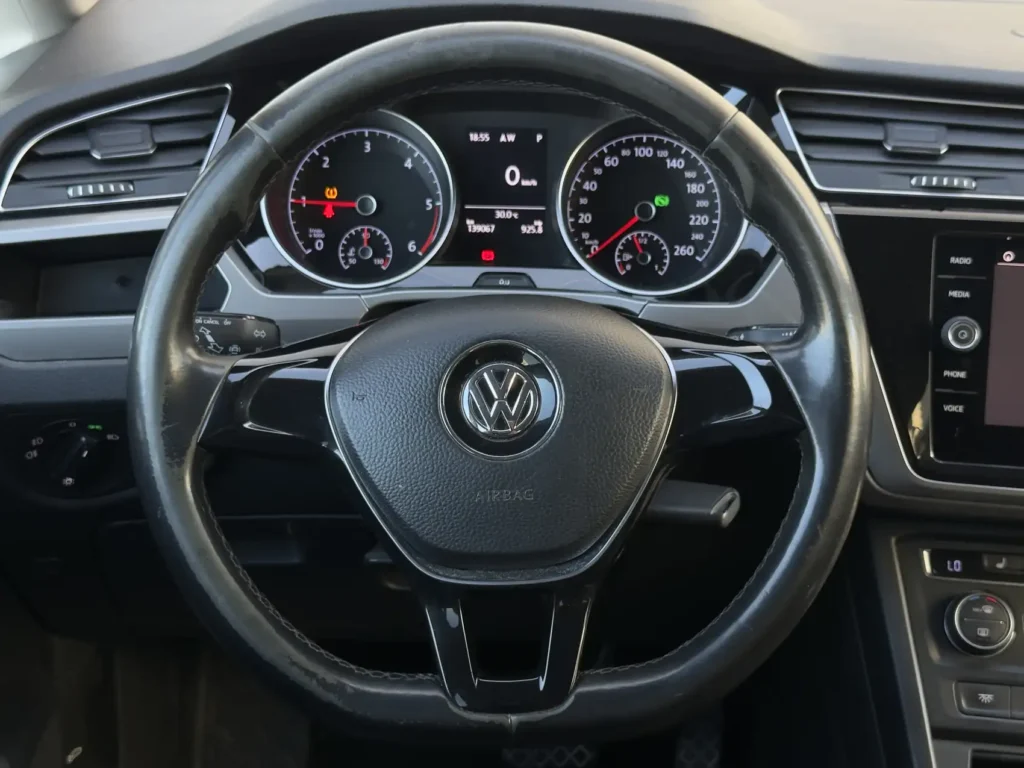 Rent-a-car-kamea-Volkswagen-Touran-7-seats (15)