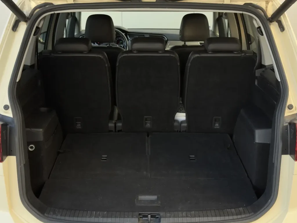 Rent-a-car-kamea-Volkswagen-Touran-7-seats (21)