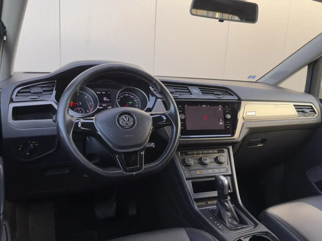 Rent-a-car-kamea-Volkswagen-Touran-7-seats (25)